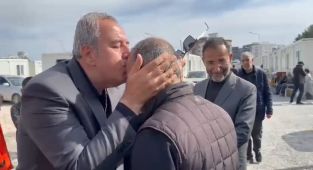 Depremzede Ordu Valisi Tuncay Sonel'i alnından öptü - Videolu Haber