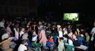 Depremzedeler 'Açık Hava Sineması'nda buluştu