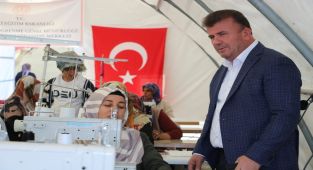 Depremzedeler çadırlarda üretime başladı