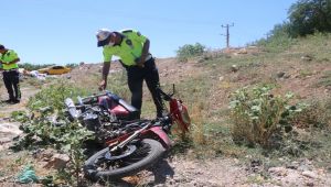 Dere kenarında bulunan motosiklet polisi harekete geçirdi