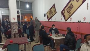Dernek ve internet kafe de oyun oynayan 18 kişiye para cezası