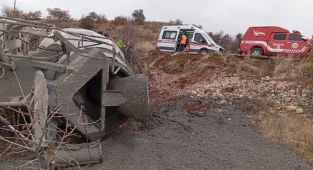 Devrilen beton mikseri sürücüsü yaralandı