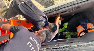 Devrilen hafriyat kamyonunda sıkışan sürücü yaralandı - Videolu Haber
