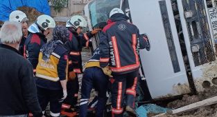 Devrilen hafriyat kamyonunun sürücüsü yaralandı