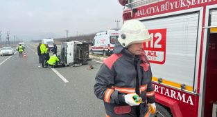 Devrilen kamyonetteki 2 kişi yaralandı