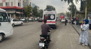 Devrilen motosiklet durakta bekleyen 2 kişiye çarptı - Videolu Haber