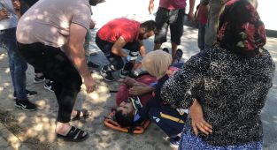 Devrilen motosiklet sürücüsü yaralandı - Videolu Haber
