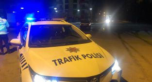 Devrilen motosikletteki 2 kişi yaralandı - Videolu Haber