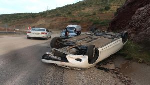 Devrilen Otomobilin Sürücüsü Yaralandı