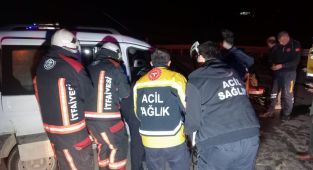 Devrilen ticari araçtaki 2 kişi yaralandı - Videolu Haber