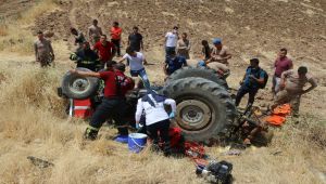 Devrilen traktör altında kalan 3 kişi ağır yaralandı - Videolu Haber