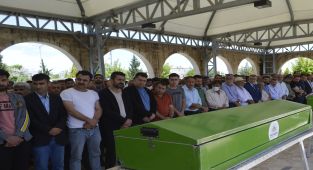Devrilen traktörde hayatını kaybeden İçli toprağa verildi - Videolu Haber