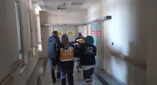 Devrilen traktördeki çocuk yaralandı - Videolu Haber