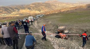 Devrilen traktörün altında kalarak hayatını kaybetti