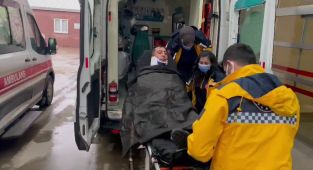 Devrilen zırhlı araçtaki 3 asker yaralandı - Videolu Haber