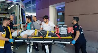 Direksiyon hâkimiyetini kaybeden sürücü tarlaya uçtu: 5 yaralı - Videolu Haber