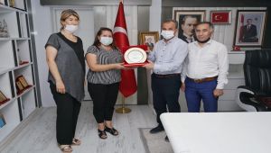Doğa dostu belediye başkanına hayvan severlerden plaketli teşekkür