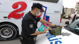Durakta bulduğu kadın çantasını polise teslim etti - Videolu Haber
