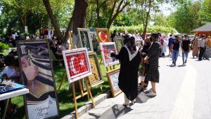 Eğitim gören bayan kursiyerler eserleriyle imza attı