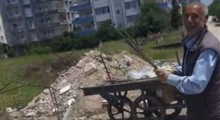 El arabası çukura girdi, Kahta Polisi yardıma koştu - Videolu Haber