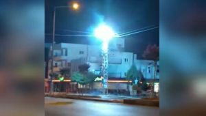 Elektrik direğindeki trafo havai fişek gibi patladı - Videolu Haber