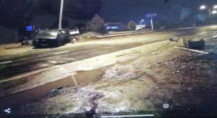 Elektrik direğine çarpan otomobil sürücüsü yara almadan kurtuldu
