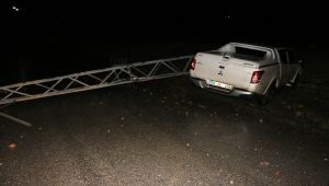 Elektrik Direğine Çarpan Sürücü Aracını Bırakıp Kaçtı - Videolu Haber