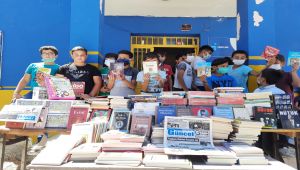 Emekli öğretmenden köy okuluna 1000 kitap - Videolu Haber
