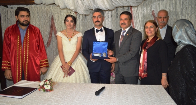 Emniyet Müdürü Alper, Genç Çiftin Nikâh Şahitliğini Yaptı