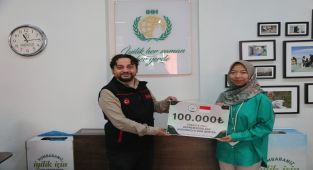 Endonezyalı uluslararası öğrenci deprem bölgeleri için 100 bin liralık yardım topladı