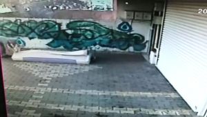 Engeli Ve Yaşlıların Kanepesini Çaldılar