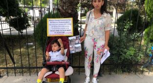 Enkaz altında saatlerce kalan anne ve bebeği yardım bekliyor