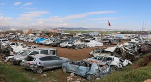 Enkazdan çıkarılan yüzlerce araç otoparkta muhafaza ediliyor
