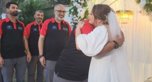 Enkazdan kurtardıkları Ezgi Küçüker'i düğününde de yalnız bırakmadılar