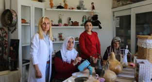Enkazdan toplanan malzemeler Adıyamanlı kadınların elinde sanata dönüştü - Videolu Haber