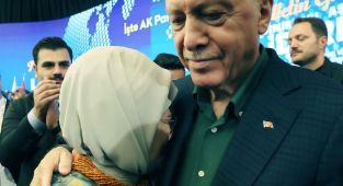 Erdoğan'ın tarihi konuşmasında gözyaşları sel oldu, Emine Erdoğan eşinin omzunda ağladı