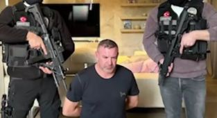 Eric Schroeder de 'Kafes'e girdi - Videolu Haber