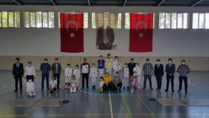 Eskrim Turnuvasında şampiyonalar madalyalarını aldı