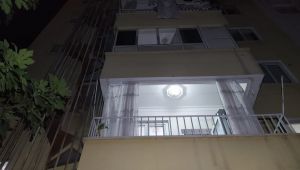 Ev sahibi ile balkonda göz göze gelen hırsız 2'nci kattan atladı - Videolu Haber