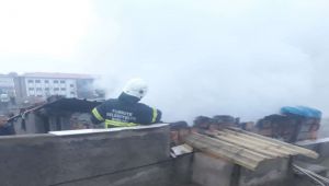 Evin çatı katında çıkan yangın büyümeden kontrol altına alındı