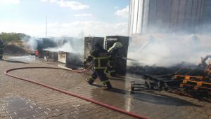Fabrika bahçesinde yangın korkuttu