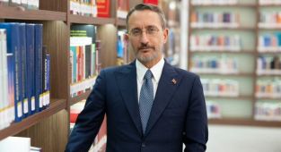 Fahrettin Altun'dan Özgür Özel'e sert tepki: 'Siyasi ahlaksızlık, had bilmezlik'