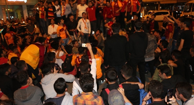Galatasaraylı Ve Beşiktaşlı Taraftarlar Arasında Arbede