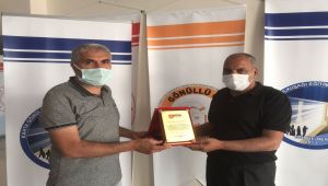 Gazeteci Kamış'tan İyilik Derneği'ne plaket