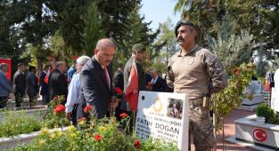 Gaziler Günü’nde şehitlik ziyareti