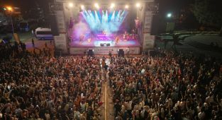 Geleneksel Ağustos Fuarı’nda Bahadır Tatlıöz müzik ziyafeti yaşattı