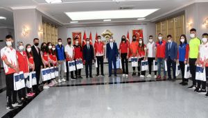 Genç milli sporculardan Vali Çuhadar’a ziyaret