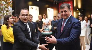 Genç tasarımcılara ödüllerini Başkan Cemil Tugay verdi
