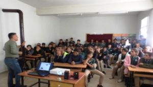 Gençlik Ve Güvenli Gelecek Projesi Kapsamında Öğrenciler Bilgilendiriliyor