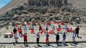 Gençlik ve Spor Bayramı’nı Nemrut’un zirvesinde kutladılar - Videolu Haber
